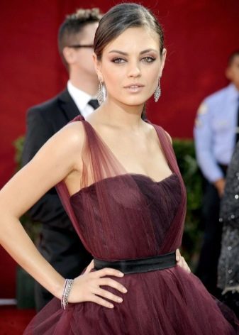 Makeup for a burgundy dress