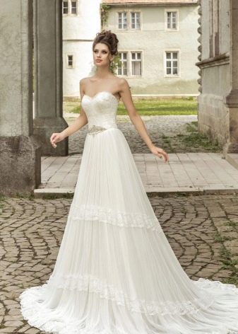 Wedding dress with lace corset is not puffy