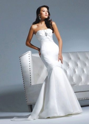 Wedding dress with platinum thread
