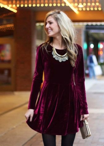 Jewelry for a velvet dress
