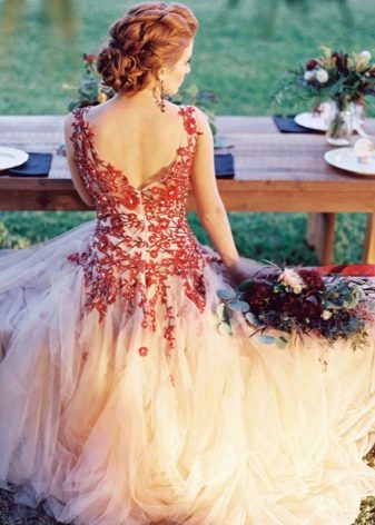 The combination of Marsala color with beige in a dress