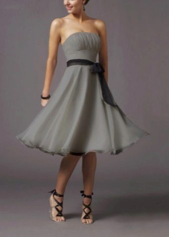 Gray dress with black sandals
