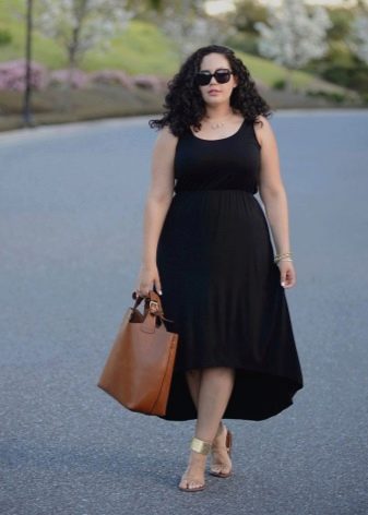 Black dress with an asymmetric skirt for the plump in combination with golden sandals and a brown bag
