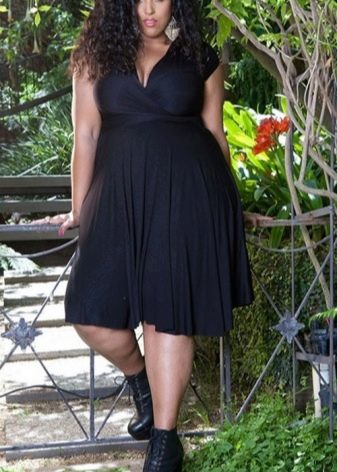 Black dress with a V-neck for the plump