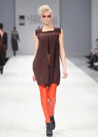 Orange tights for a brown dress