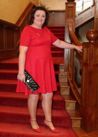 Red dress for obese women with red shoes and a black clutch