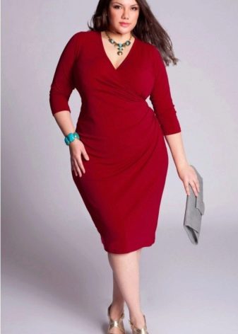 Plump woman in red dress with gray clutch and gold sandals