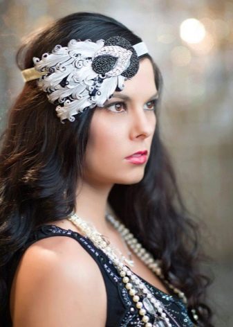 Hairstyle and jewelry for her black dress in the style of Gatsby