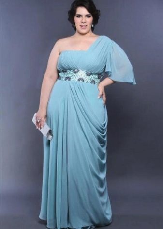 Robe bleue en tricot de style grese pour une grosse fille