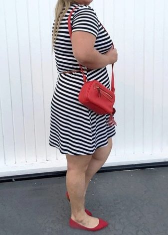 Robe en maille rayée blanche et bleue pour dodue associée à des accessoires rouges