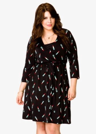 Robe en maille noire avec un petit motif pour une grosse fille