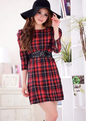 Robe rouge élégante en cage tartan noir