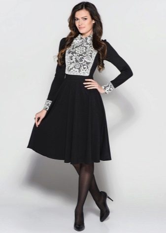 Robe noire Tatyanka avec poignets en dentelle blanche et poitrine en dentelle blanche