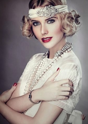Jewelry in the style of the 20s