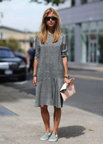 Mid-length gown in small black and white check with three-quarter sleeves