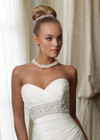 Pearl jewelry for a wedding dress case