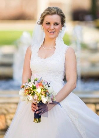 Bridal bouquet for high-waisted wedding dress
