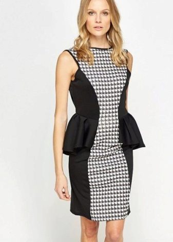 Robe pied-de-poule à basque de longueur moyenne associée à du tissu noir