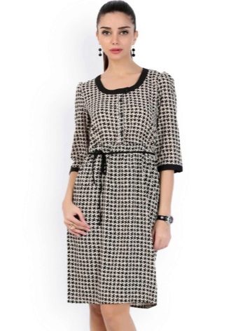 Robe pattes d'oie coupe droite mi-longue à la ceinture