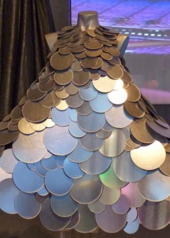 Disc dress