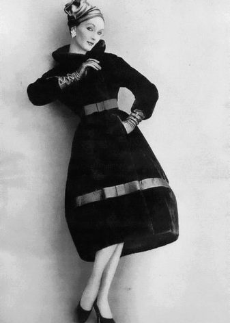 Dress with a skirt bell of yesteryear