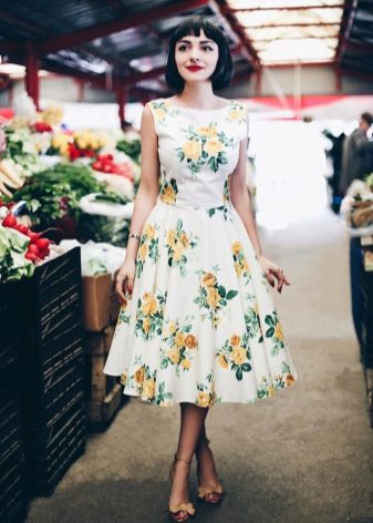 Floral print on 60s flounced dress