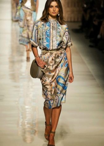 accessories for a sheath dress with sleeves