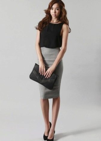 High-waisted knit gray skirt