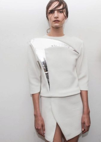 Asymmetrical skirt and a minimum of accessories