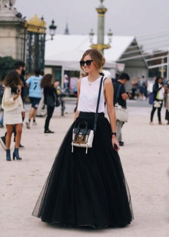 Long skirt to the floor in black
