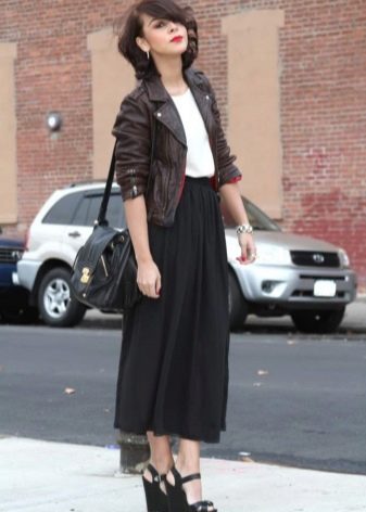 Long semi-sun skirt combined with a leather jacket