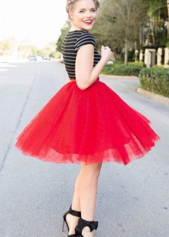Short fluffy skirt in red