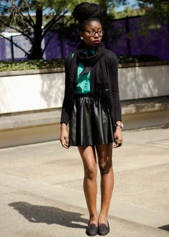 Leather skirt sun combined with low-heeled shoes