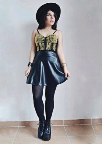 Leather skirt sun combined with a hat, top and high wedge boots