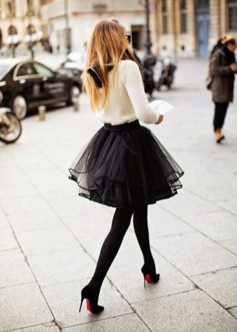 Classic heels and a summer full skirt