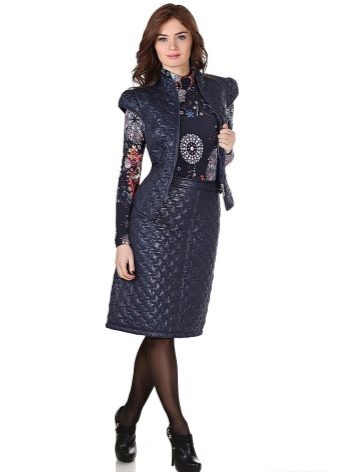 costume matelassé avec jupe midi matelassée