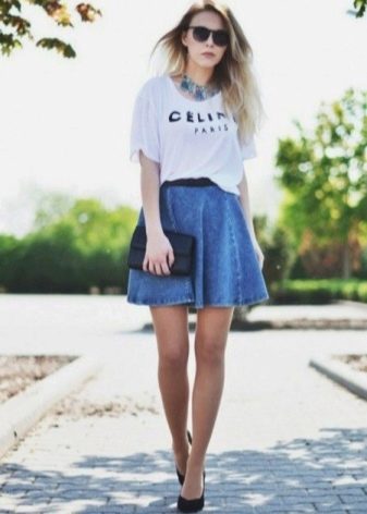 Jupe en jean demi-soleil avec une bande élastique avec un T-shirt