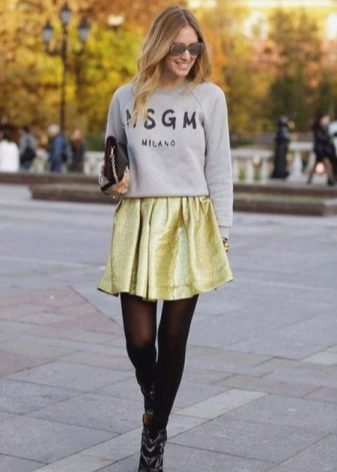 Jupe semi-soleil lumineuse avec une bande élastique avec un sweat-shirt