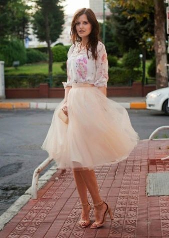 Summer skirt below the knee in tulle