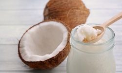 Кокосовото масло е идеално за грижа за косата и кожата. И още няколко случая на употреба
