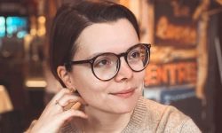  Хулиган: Младата съпруга на Петросян показа дълги крака в рокля на цветя