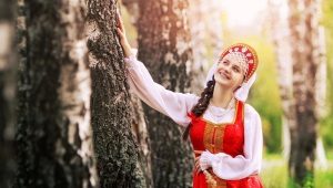 What is unusual about the Russian sarafan?