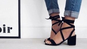 Low-heeled sandals