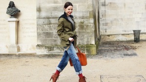 What shoes should the parka be worn with?