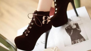 Lace-up ankle boots