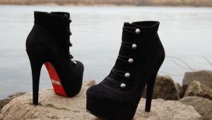 Heeled suede ankle boots