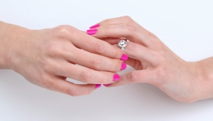 How to remove the ring from your finger?