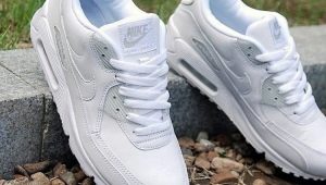 We wash sneakers correctly and carefully