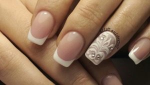 White jacket with a pattern on the nails: original ideas and relevance