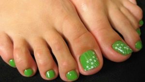 Green shades pedicure